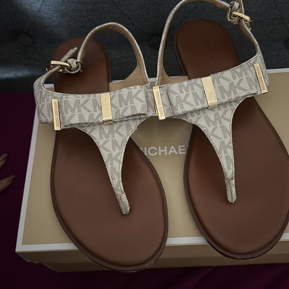 Michael Kors Bow Thong Sandals - Picture 2 of 3